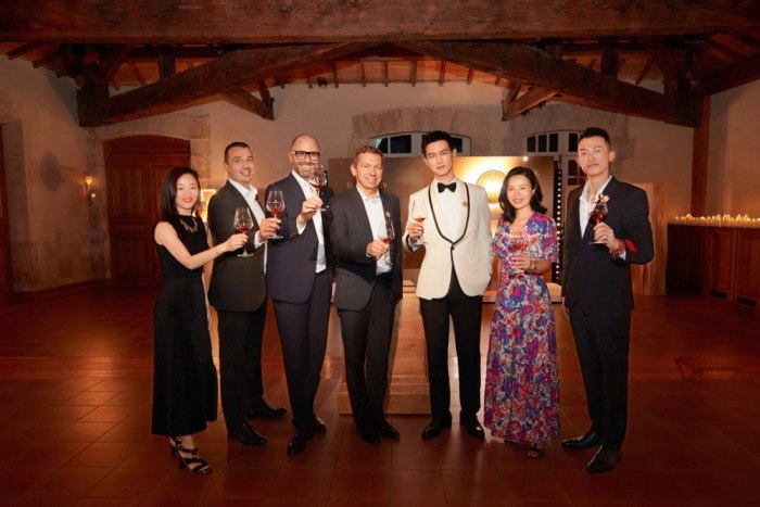 一群人站在室内合影中度可信度描述已自动生成